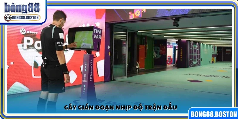 Làm ngắt quãng diễn biến trận đấu
